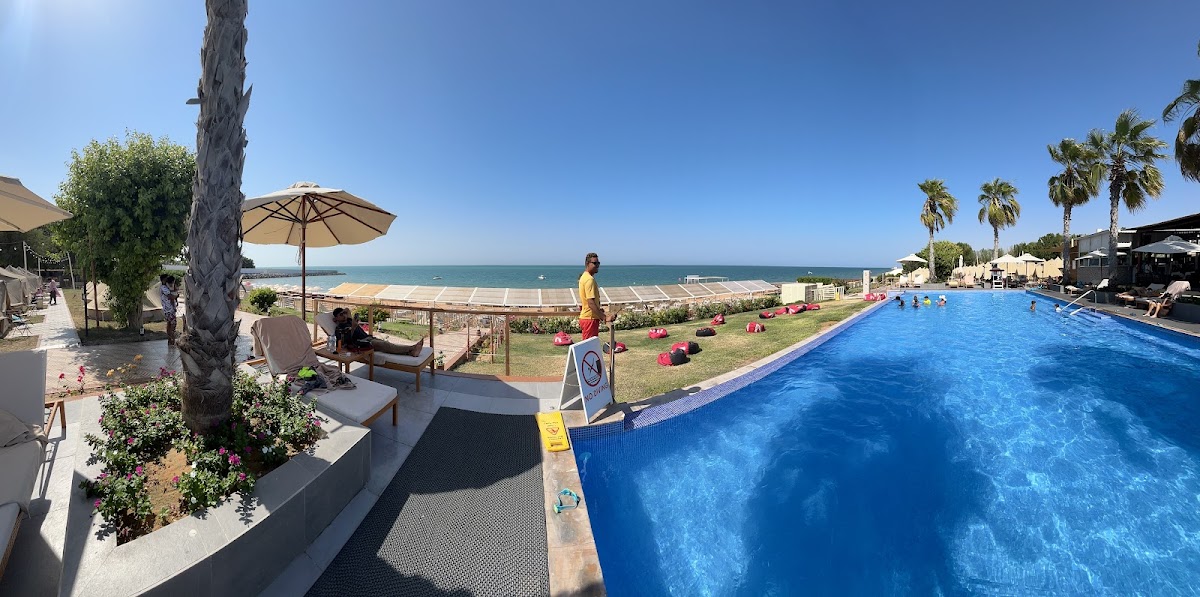 BM Beach Hotel 3